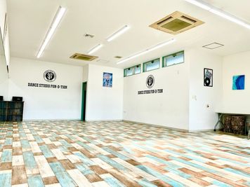 床がおしゃれで動画撮影にばっちり！ - スタジオファンデーション　大多喜 ダンススタジオの室内の写真
