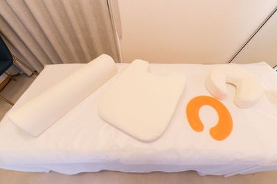 顔マクラ・シリコンマクラ・胸当てマクラ・フットマクラ、各種取り揃えてます。 - レンタルサロン AndSTAR -Luna- 赤坂店の設備の写真