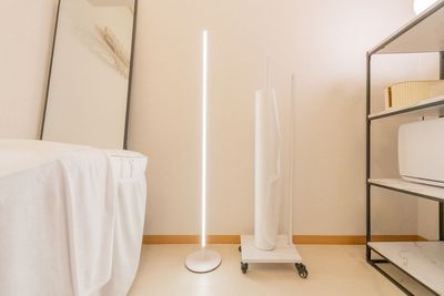 左 調光式LEDスタンド照明・右 使い捨てベッドカバー - レンタルサロン AndSTAR -Luna- 赤坂店の設備の写真