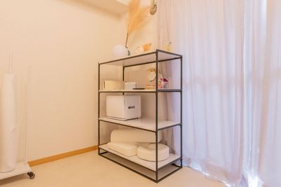 メインルーム内ラック - レンタルサロン AndSTAR -Luna- 赤坂店の設備の写真