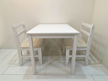 テーブル席もご用意してあります。 - レンタルスペース【ルームルーム】 【ルームルーム高田馬場1分】大型TV📺2024年6リニューアルの室内の写真