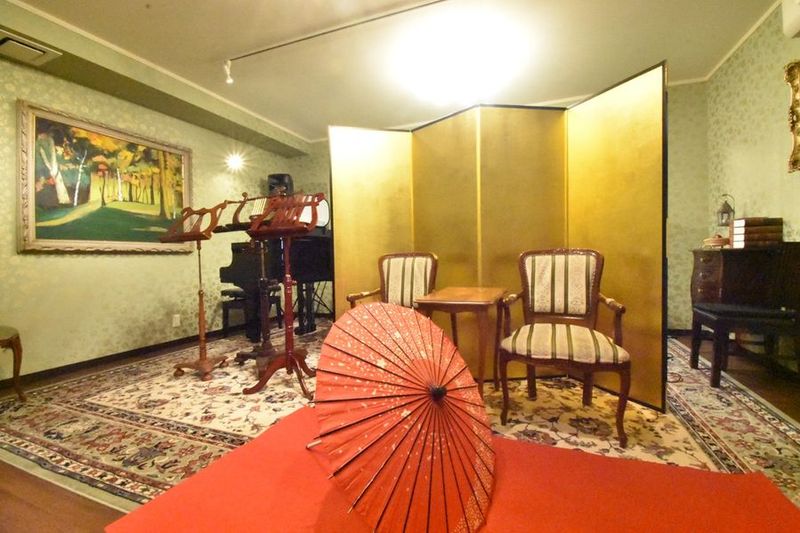 金屏風と金の壁紙の写真スタジオ - 撮影スタジオ　こひなあた