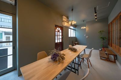 路面に面した開放的な土間空間 - Office with U  【授乳室付き畳スペースセット】古民家モダンなレンタルスペースの室内の写真