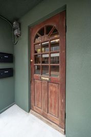 扉右側にテンキーがあり、そちらにQRコードを読み込ませてご入室いただきます - Office with U  【授乳室付き畳スペースセット】古民家モダンなレンタルスペースの入口の写真