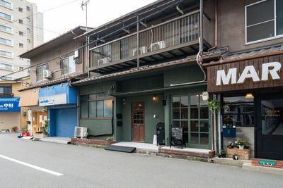 アンティークドアと緑色の壁が特徴 - Office with U  【授乳室付き畳スペースセット】古民家モダンなレンタルスペースの室内の写真