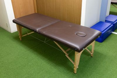 組み立て式ベッドも用意
整体やマッサージの施術でもご利用頂けます。 - ブラフト ワークアウト スタジオ レンタルジムの室内の写真