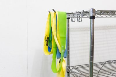 ゴムバンドは黄色、緑、青と三種類の強度をご用意しています - ブラフト ワークアウト スタジオ レンタルジムの室内の写真