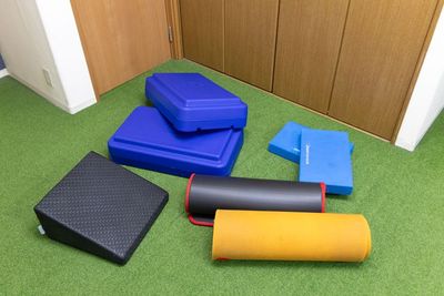 ストレッチマットにフレックスクッションなどマット系アイテムも充実 - ブラフト ワークアウト スタジオ レンタルジムの室内の写真