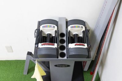 可変式ダンベルは4.5kg～22.6kgまで調節可能 - ブラフト ワークアウト スタジオ レンタルジムの室内の写真