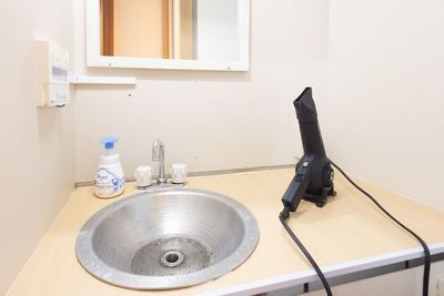 洗面台とドライヤー - ブラフト ワークアウト スタジオ レンタルジムの室内の写真