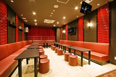 別室になっている小ホールは、ひと息ついたり待ち時間を過ごしたりするのに最適です。 - レンタルホールアーサー 貸切会場の室内の写真
