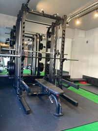 マルチラックはスクワットやベンチプレスなどのバーベルを使用するトレーニングに加え、スミスマシンも使用が可能です。 - パーソナルトレーニング　オダギリジム レンタルジムの設備の写真