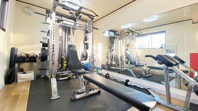【国道9号線すぐ】駐車場2台可/完全個室/更衣室あり/スミスマシン/パーソナルやグループトレーニングにも最適！ - BODESA(ボデーザ)京都桂店