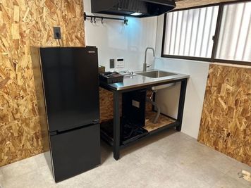 ≪１階≫キッチン - 高槻ベース　室内バーベキュー  【室内バーベキュー🍖高槻ベース　一軒家貸切】30名迄利用ＯＫの室内の写真