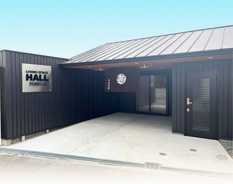 芋忠多目的ホールLIVING SPACE HALL バリフリー型レンタルオフィスLIVING SPACE HALLの入口の写真