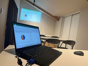 インターネット環境・プロジェクター完備 - 芋忠多目的ホールLIVING SPACE HALL バリフリー型レンタルオフィスLIVING SPACE HALLの室内の写真