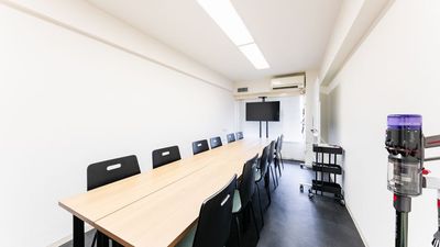テーブルは12名様まで着席可能です - 貸会議室Aivic新宿A館の室内の写真