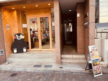 入り口 - 恵比寿駅3分/ネイル/リラク/エステ/アイブロー/シェアサロン 白を貴重とした清潔感のある個室シェアスペース★おまとめ借りも◎の室内の写真