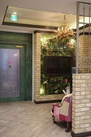 入ってすぐ左手が待合スペースです - Monan 渋谷店 【新規】渋谷　美容室　レンタルサロン　シェアサロンの室内の写真