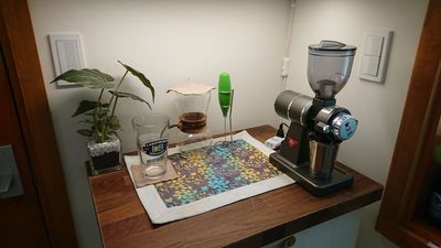 コーヒー豆を挽けばCAFE気分…景色を見ながら飲めば最高の癒しに… - MOYS GARDEN 山の上で眺望good！テラス・ロフト付アメリカンな隠れ家的一軒家の室内の写真