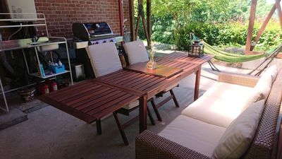 使いやすいテラス、ソファ・テーブル、グリル、シンクなど設備が充実 - MOYS GARDEN 山の上で眺望good！テラス・ロフト付アメリカンな隠れ家的一軒家の室内の写真