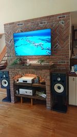 落ち着いたジャズが似合うJBLのスピーカーとDENONのアンプ - MOYS GARDEN 山の上で眺望good！テラス・ロフト付アメリカンな隠れ家的一軒家の室内の写真