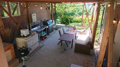 テラスではバーベキュー、食事、ティータイムなど楽しみ方はいろいろ… - MOYS GARDEN 山の上で眺望good！テラス・ロフト付アメリカンな隠れ家的一軒家の室内の写真