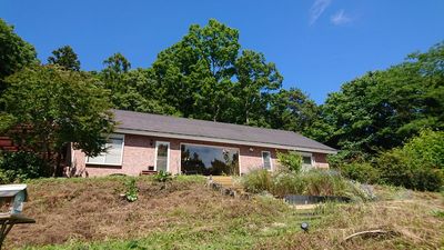 斜面の上に立つ瀟洒な家屋 - MOYS GARDEN 山の上で眺望good！テラス・ロフト付アメリカンな隠れ家的一軒家の外観の写真