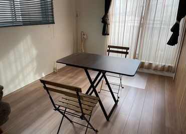 折りたたみの机と椅子をご用意しております - エイトボディ 【幡ヶ谷】完全個室サロンエイトボディ【駅から徒歩２分】の設備の写真