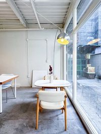 ツインデスクもあります。コーヒーを飲みながらでゆっくり作業してもいいですね。 - FreeeSpaceKEGOの室内の写真