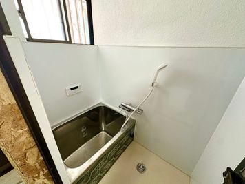 シャワー・湯船完備
長時間利用も安心♪
※有料オプションとなります。 - 高槻ベース　室内バーベキュー  【室内バーベキュー🍖高槻ベース　一軒家貸切】15名迄利用ＯＫの室内の写真