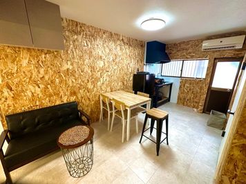 ≪１階≫
・ダイニングテーブル
・ダイニングチェアー５脚
・キッチン - 高槻ベース　室内バーベキュー  【室内バーベキュー🍖高槻ベース　一軒家貸切】15名迄利用ＯＫの室内の写真