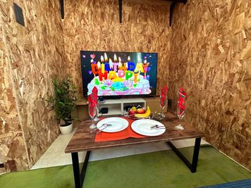 ≪2階≫
大型アンドロイドテレビ(VOD動画視聴可能・地デジNG) - 高槻ベース　室内バーベキュー  【室内バーベキュー🍖高槻ベース　一軒家貸切】15名迄利用ＯＫの室内の写真