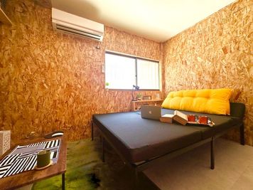 ≪2階≫
大型ゴロゴロベンチ - 高槻ベース　室内バーベキュー  【室内バーベキュー🍖高槻ベース　一軒家貸切】15名迄利用ＯＫの室内の写真