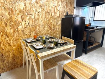 ≪１階≫ダイニングテーブル - 高槻ベース　室内バーベキュー  【室内バーベキュー🍖高槻ベース　一軒家貸切】30名迄利用ＯＫの室内の写真