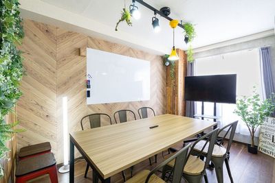 クリエイティブBOX桜木町 【カフェ風 会議室】木と緑🌿の落ち着く空間【8人まで可】の室内の写真