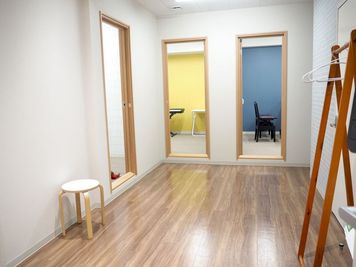 入口入って、右手奥がグランドピアノのお部屋です。 - ニコットミュージック葛西-nicotto music- グランドピアノ練習室の入口の写真