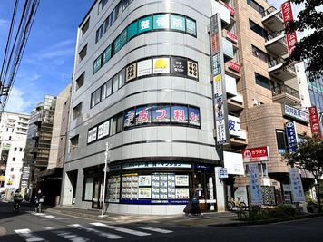 ニコットミュージック葛西は、こちらのビルの3階です。 - ニコットミュージック葛西-nicotto music- グランドピアノ練習室の外観の写真