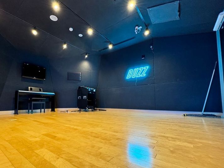 8st - 福岡本店　レンタルスタジオ　STUDIO BUZZ