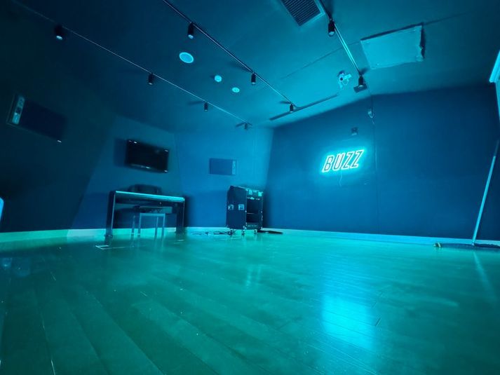 8st - 福岡本店　レンタルスタジオ　STUDIO BUZZ