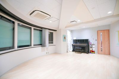 ピアノもご自由にお使いいたけます。
完全防音なので、大きな声を出しても大丈夫！ - ニコットミュージック葛西-nicotto music- レンタルスペース（多目的スペース）の設備の写真
