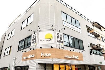 黄色いマークの看板が目印 - ニコットミュージック瑞江-nicotto music- グランドピアノ練習室・楽器練習室の外観の写真