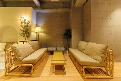 栄にあるお洒落なカフェバーとなっております✨
撮影利用からオフサイトミーティング等、利用用途は様々です🍃 - Relax BAR 栄住吉 Relax BAR 栄住吉｜イベント・撮影可📷の室内の写真