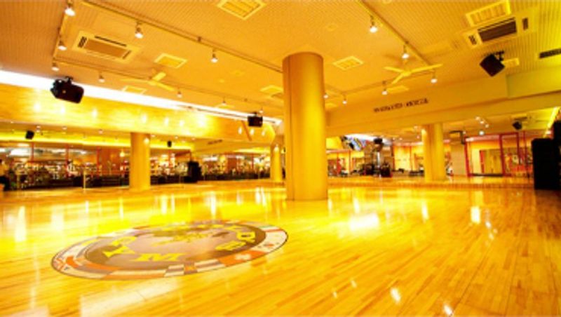 ゴールドジムウエスト東京 Aスタジオの室内の写真
