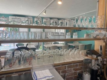 グラスも全て無料です - レンタルカフェ&BBQ  KANOA 【日吉駅・50名迄OK】【雨天BBQ可】【一軒家貸切】の室内の写真