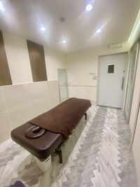 施術ルームには大きな姿見もご用意してます、広々としてるので鏡を見ながらカウンセリングも可能です。 - プライベートサロンルーム kidsルーム、化粧室、受付カウンター完備レンタルスペースの室内の写真