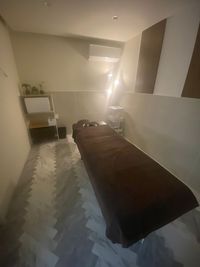 電気を暗くし間接照明をつけることで、
雰囲気が変わります。
リラクゼーションやアロママッサージの施術にぴったりです。 - プライベートサロンルーム kidsルーム、化粧室、受付カウンター完備レンタルスペースの室内の写真