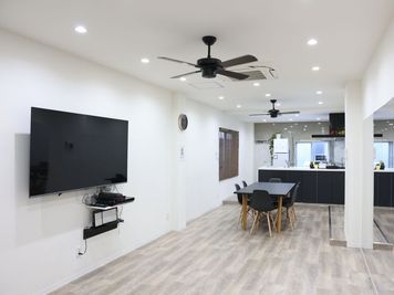 65インチTV完備 - RENTALROOM R  レンタルルーム　アール キッチン付きレンタルルーム　パーティー　女子会　ワークショップ　の室内の写真