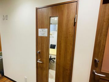 いいオフィス高円寺 【高円寺駅から徒歩1分】4名会議室(RoomB)の室内の写真
