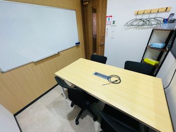 いいオフィス高円寺 【高円寺駅から徒歩1分】4名会議室(RoomB)の室内の写真